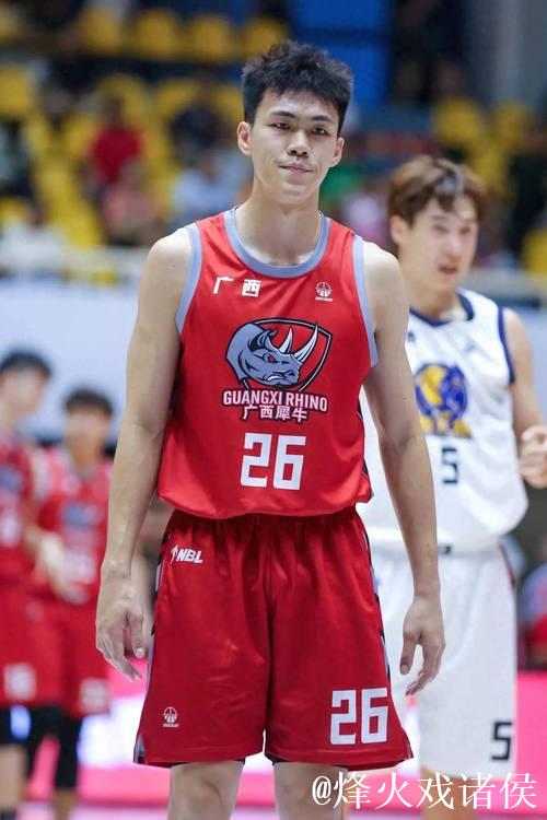 广西野球王庞峥麟这CBA首秀如何?面对陈盈骏和赵睿砍下16分 广西野球王庞峥麟这CBA首秀如何?面对陈盈骏和赵睿砍下16分