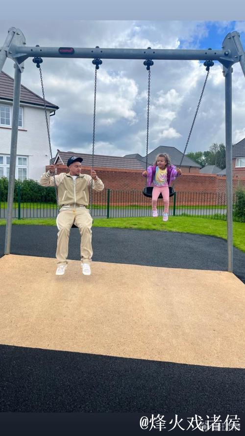 林加德社媒晒怀抱女儿照片：节日快乐